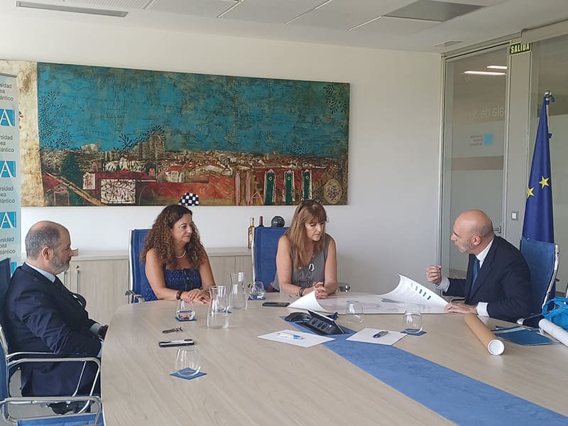 Durante la reunión en la sede de UNEATLANTICO. De izquierda a derecha: Dr. Rubén Calderón, rector de la universidad; D.ª Carmen Ealo de Sá, cónsul honoraria; la embajadora Gisela Maria Figueiredo Padovan, secretaria de Estado de Brasil, y el Dr. F. Álvaro Durántez Prados, director de Relaciones Institucionales de FUNIBER, quien expone sobre el mapa del espacio panibérico.