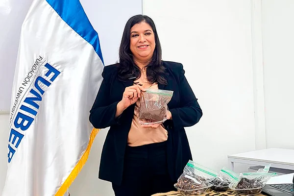 Dra. Farah Silvana Alabí Hernández, becada de FUNIBER.