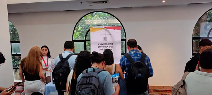 Estudiantes solicitan información. 