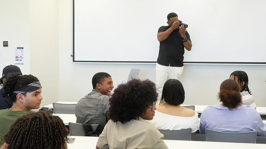 Docente muestra el uso de la cámara frente a los estudiantes. 