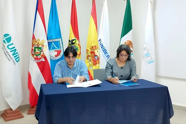 El Lcdo. Juan Carlos Chávez, presidente del Colegio de Profesionales en Turismo de Santa Cruz, y la Lcda. Flor María Mariscal, directora ejecutiva de FUNIBER en Bolivia, firmando el acuerdo de colaboración. 