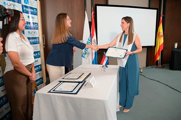 Ceremonia de entrega de títulos a los becados de FUNIBER Paraguay.