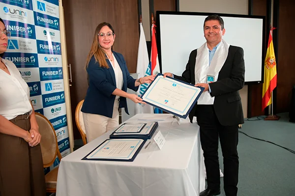 Ceremonia de entrega de títulos a los becados de FUNIBER Paraguay.