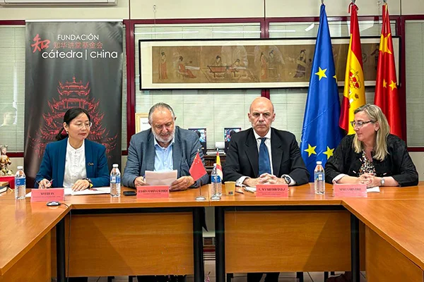 De izquierda a derecha: Haiyan Xu, directora del Instituto Confucio de la Universidad de Castilla-La Mancha; Ramón María Calduch, vicepresidente de la Fundación Cátedra China y presidente de la Fundación Europea de Medicina Tradicional, Complementaria e Integrativa (FEMTCI); Dr. F. Álvaro Durántez Prados, director de Relaciones Institucionales y de la Cátedra FUNIBER de Estudios Iberoamericanos y de la Iberofonía; y Marta Montoro, presidenta ejecutiva de la Fundación Cátedra China.