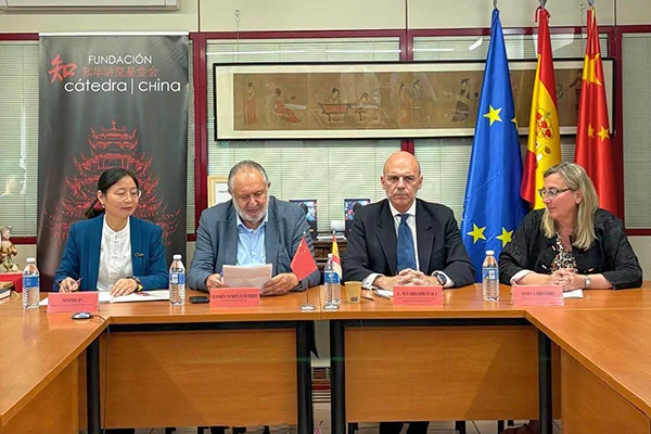 De izquierda a derecha: Haiyan Xu, directora del Instituto Confucio de la Universidad de Castilla-La Mancha; Ramón María Calduch, vicepresidente de la Fundación Cátedra China y presidente de la Fundación Europea de Medicina Tradicional, Complementaria e Integrativa (FEMTCI); Dr. F. Álvaro Durántez Prados, director de Relaciones Institucionales y de la Cátedra FUNIBER de Estudios Iberoamericanos y de la Iberofonía; y Marta Montoro, presidenta ejecutiva de la Fundación Cátedra China.