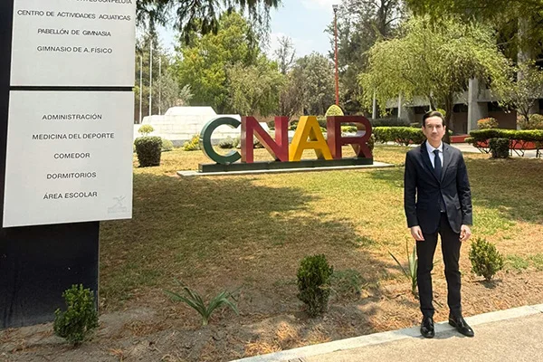 El Dr. Álvaro Velarde Sotres en el Centro Nacional de Desarrollo de Talentos Deportivos y Alto Rendimiento (CNAR).