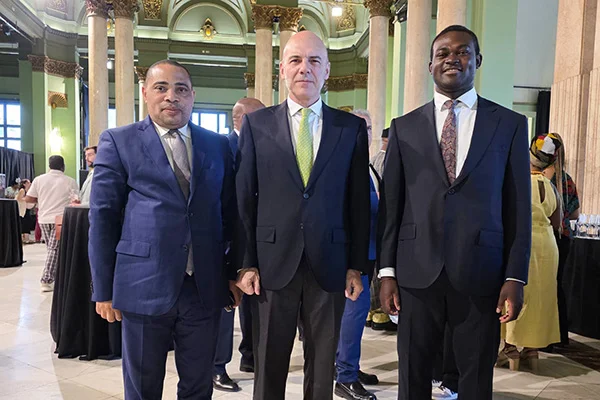 De izquierda a derecha: Domingo Edu Andeme, encargado de Negocios de Guinea Ecuatorial; F. Álvaro Durántez, director de Relaciones Internacionales de FUNIBER.