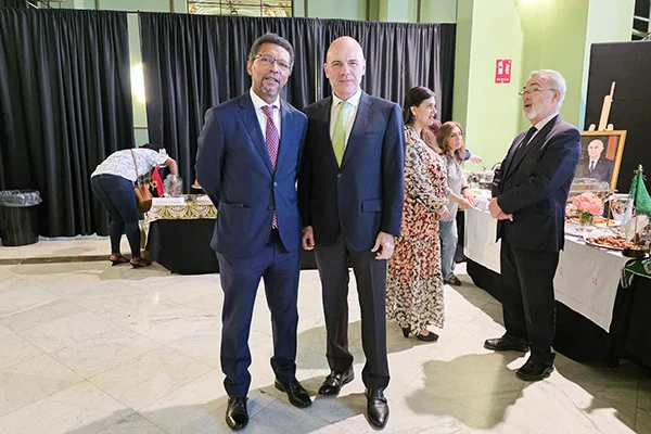 De izquierda a derecha: Eduardo Jorge Lima Barros Silva, embajador de Cabo Verde, y F. Álvaro Durántez, director de Relaciones Institucionales de FUNIBER.