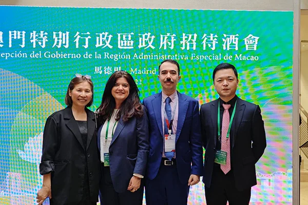 De izquierda a derecha: Echo Chan, presidenta de Macau European Chamber of Commerce; Mónica Gracia, directora internacional de Admisiones de FUNIBER; Jorge Valente, presidente de la Associação Sino-Lusófona da Indústria e Promoção de Intercâmbio Cultural; y Dong Chen, representante de FUNIBER en China.