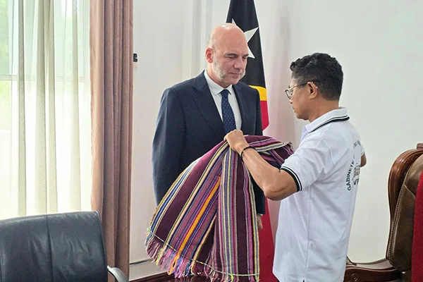 El Ing. Mariano Assanami Sabino colocando el tradicional tais timorense al Dr. F. Álvaro Durántez como símbolo de amistad y buena voluntad. 