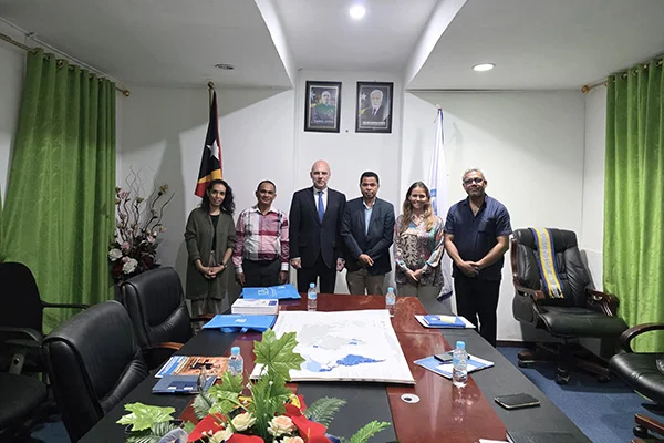 Reunión con el gabinete del Ministerio de Educación Superior, Ciencia y Cultura de la  República Democrática de Timor Leste. De izquierda a derecha: Dália Mesquita, asesora del área de Asociaciones y Cooperación; Alcino João, director nacional del Currículo de Educación Superior; el Dr.  F. Álvaro Durántez, director de Relaciones Internacionales de FUNIBER y de la Cátedra FUNIBER; José Simões, jefe de gabinete del ministro; Rita Morais, asesora de la Dirección General de Educación Superior y Ciencia, y Edmundo Viegas, asesor y coordinador de universidades e instituciones de educación superior. 
