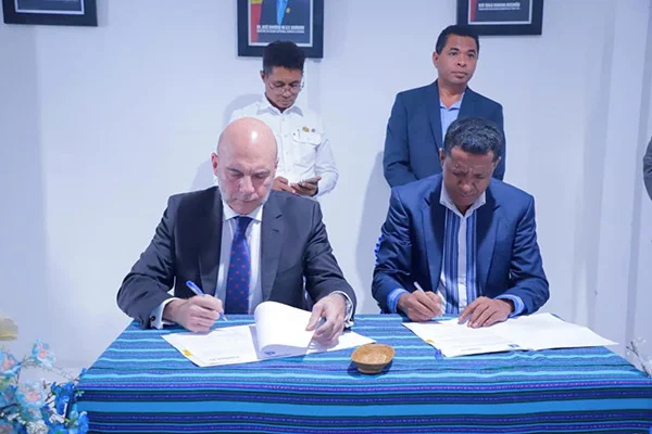 Firma de convenio con el Dili Institute of Technology (DIT). A la izquierda, el Dr.  F. Álvaro Durántez con el rector del Dili Institute, el Dr. Salustiano dos Reis Piedade. 
