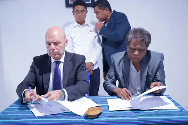 Firma de convenio con el Instituto Superior Cristal. A la izquierda, el Dr. Alvaro Durántez con el rector del Instituto, el Dr. Sebastião Pereira.