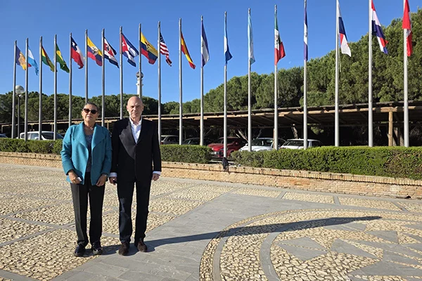 La Dra. Fabiola León-Velarde Sevetto, rectora de la Universidad Peruana Cayetano Herecia con el Dr. F. Álvaro Durántez.