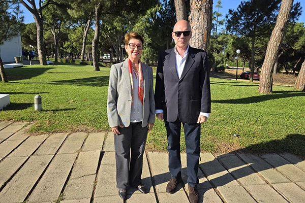 La Dra. Lauren Müller de Pacheco, rectora de la Fundación Universidad Privada de Santa Cruz de la Sierra (UPSA), con el Dr. F. Álvaro Durántez.