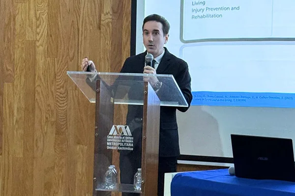 El Dr. Álvaro Velarde Sotres, coordinador del área de Deportes de FUNIBER, dando su conferencia durante el seminario.