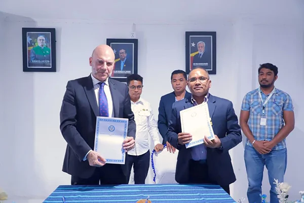 Firma de convenio con la Universidad Católica Timorense. A la izquierda, el Dr. F. Álvaro Durántez con el rector de la universidad, el Rvdo. Padre Dr. Joel Casimiro Pinto.