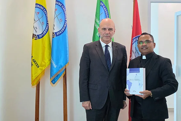 De izquierda a derecha: el Dr. F. Álvaro Durántez con el rector Rvdo. Padre Dr. Joel Casimiro Pinto de la Universidad Católica Timorense.
