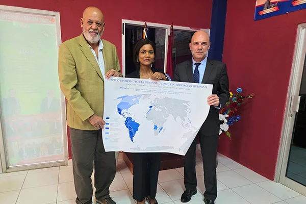 Con el Vicerrector el Prof. M. Azancot de Menezes y  la profesora Fernanda Formoso da Silva de la Universidad de Dili (UNDIL) con el Dr. F. Álvaro Durántez. 