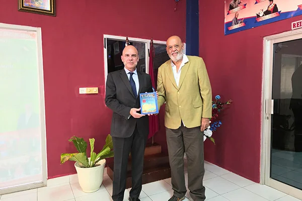 Con el Vicerrector el Prof. M. Azancot de Menezes de la Universidad de Dili.