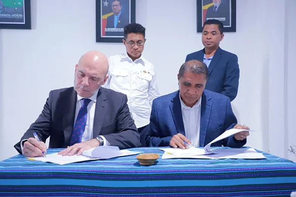 Firma de convenio con la Universidad de Dili. A la izquierda, el Dr. F. Álvaro Durántez con el rector de la Universidad, el Dr. Jose a da Costa Belo.