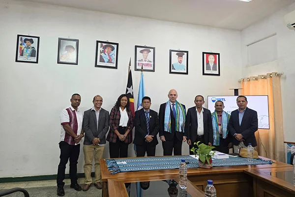 Gabinete de autoridades de la Universidad Nacional de Timor-Lorosa’e con el Dr. F. Álvaro Durántez.