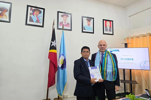 El rector de la Universidad Nacional de Timor Lorosa’e, el profesor Doctor Joviano António da Costa con el Dr. F. Álvaro Durántez. 