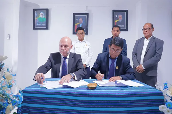 Firma de convenio con la Universidad Nacional de Timor Lorosa'e (UNTL). A la izquierda, el Dr. F. Álvaro Durántez con el rector de la Universidad, el profesor Doctor Joviano António da Costa. 