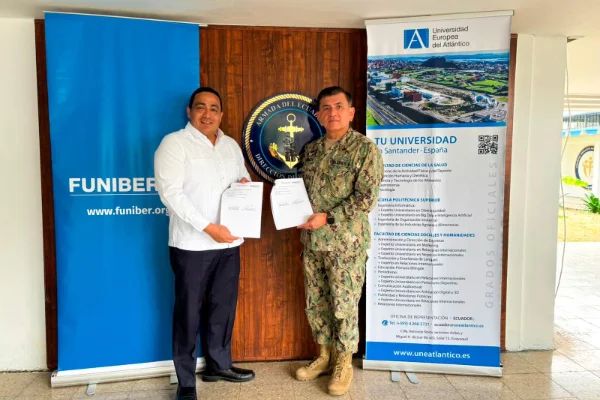 El Mgtr. Clemente Enrique Espinel Maila, director ejecutivo de FUNIBER Ecuador, junto con el Capitán de Navío-EMS Harold Yonjones Calvache, director de Bienestar de la Armada. 