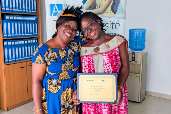 La becada Kevine Ngoumague Tchinda junto a su madre. 