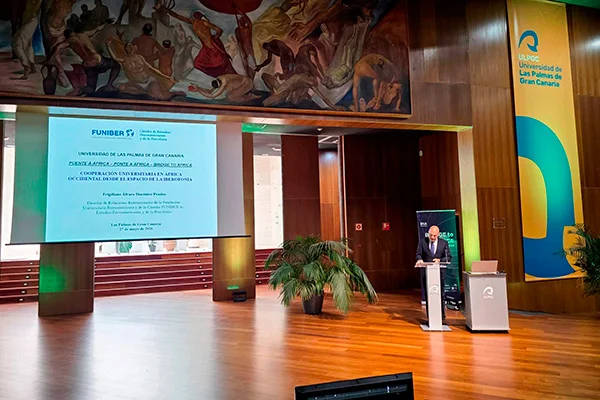 El Dr. F. Álvaro Durántez impartiendo su ponencia técnica titulada «Cooperación Universitaria en África Occidental desde el Espacio de la Iberofonía».