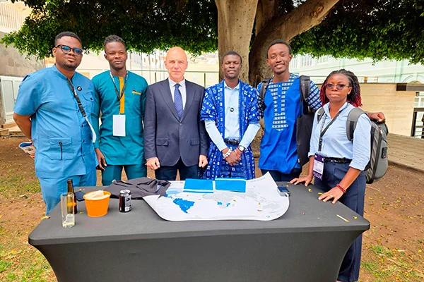 El Dr. F. Álvaro Durántez, director de Relaciones Institucionales de la FUNIBER y director de la Cátedra de Estudios Iberoamericanos y de la Iberofonía, junto con representantes de la Fundación Esperanza (Togo).