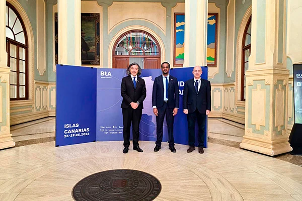 De izquierda a derecha: Jin Taira, vicerrector de Relaciones Internacionales de la ULPGC; Dr. Wooldy Edson Louidor, embajador de la República de Haití en España; y el Dr. F. Álvaro Durántez, director de Relaciones Institucionales de FUNIBER y de la Cátedra de Estudios Iberoamericanos y de la Iberofonía.
