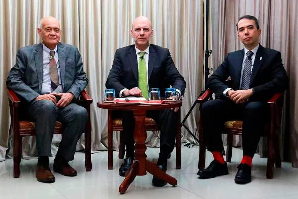 De izquierda a derecha: El profesor Dr. José Luis Salas Marques; el Dr. F. Álvaro Durántez y Dr. Jorge Valente.