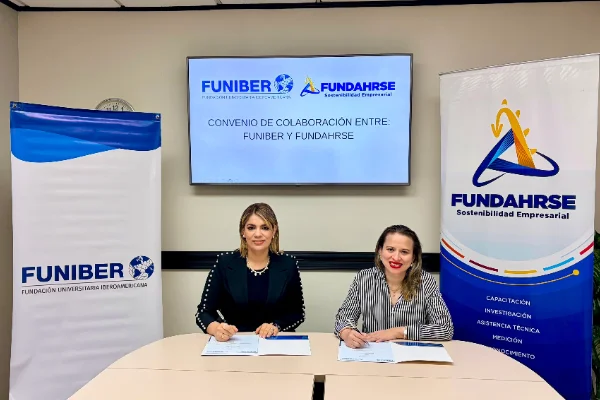 De izquierda a derecha: Lcda. Gabriela Quijano, directora de FUNIBER Honduras, junto a la Lcda. Claudia Díaz, directora ejecutiva en FUNDAHRSE.