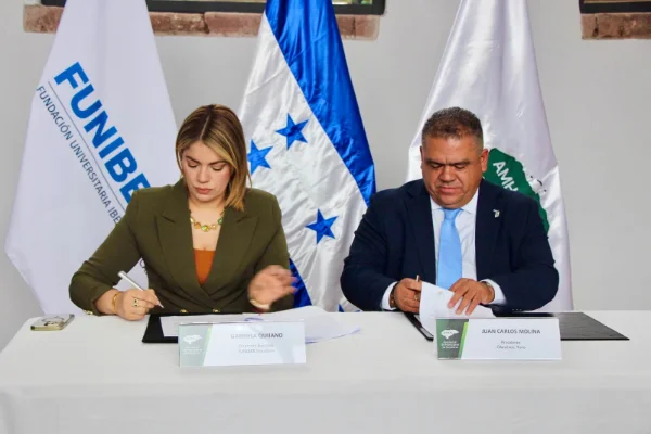 La Lcda. Gabriela Quijano, directora ejecutiva de FUNIBER Honduras, y el Lcdo. Juan Carlos Molina Puerto, presidente de la Junta Directiva de AMHON y alcalde de Olanchito, Yoro, firmando el convenio de colaboración. 