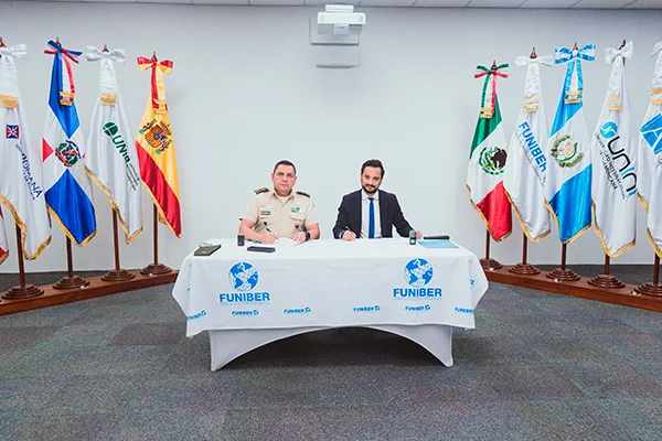 De izquierda a derecha: el General de Brigada German Rodolfo Molina Hernández, viceministro de la Defensa Nacional; junto con el Dr. Eduardo Silva, director ejecutivo de FUNIBER Guatemala.