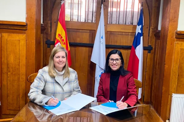 Milenka Brayovic, rectora del Instituto Profesional EATRI, junto con Vivian Lipari, directora ejecutiva de FUNIBER Chile.