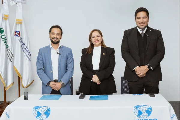 De izquierda a derecha: Dr. Eduardo Silva, director ejecutivo de FUNIBER Guatemala; Sara Catalina Reyes, presidenta de la Asociación; y José Gilberto Godoy, vocal I de la Asociación.