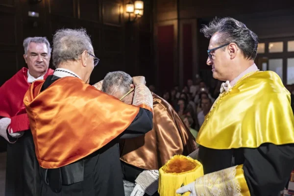 Imposición de la medalla al Dr. Santos Gracia Villar.
