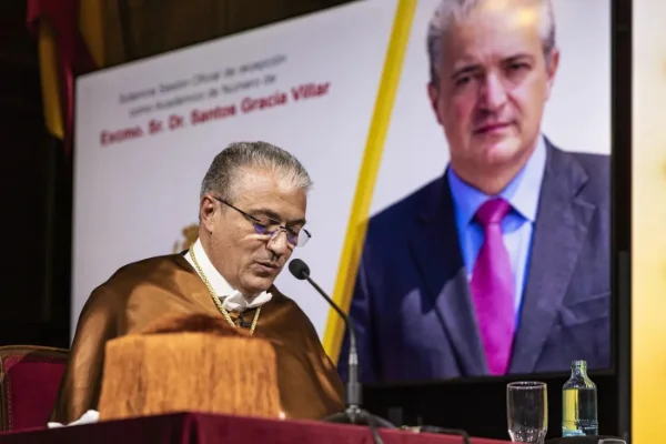 El Excmo. Dr. Santos Gracia pronunciando su discurso de ingreso en el que expone la visión que ha guiado el desarrollo de FUNIBER y reflexiona sobre el papel de la universidad como motor de progreso social.