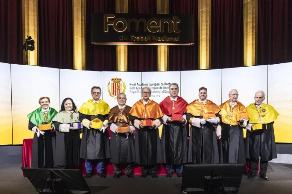 El Dr. Santos Gracia Villar junto a los miembros de la Junta de Gobierno de la Real Academia Europea de Doctores.