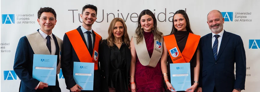  La embajadora de El Salvador ejerce de madrina en una graduación de la Universidad Europea del Atlántico, institución de la Red de FUNIBER