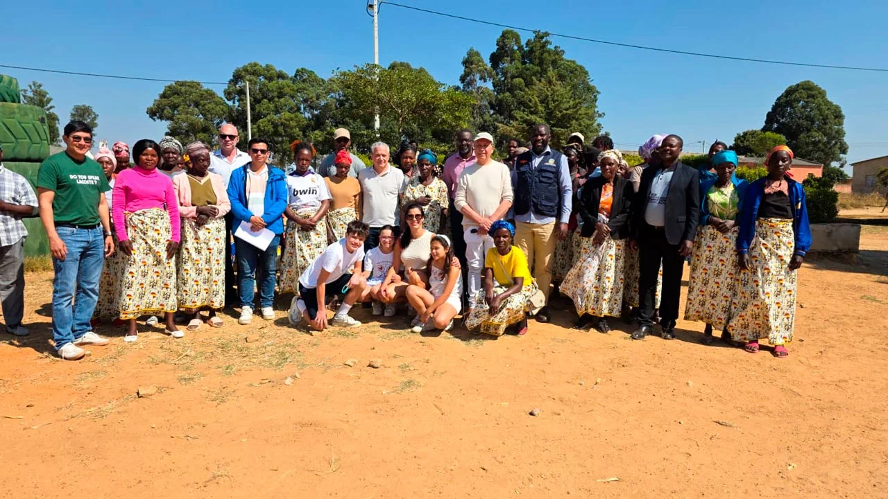 Personas recibiendo a la delegación de FUNIBER en la localidad de Cuquema, donde se instalará la primera Biblioteca Infantil Iberófona del continente africano.