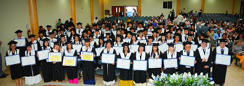 FUNIBER Ecuador celebra una entrega de títulos a 75 estudiantes becados